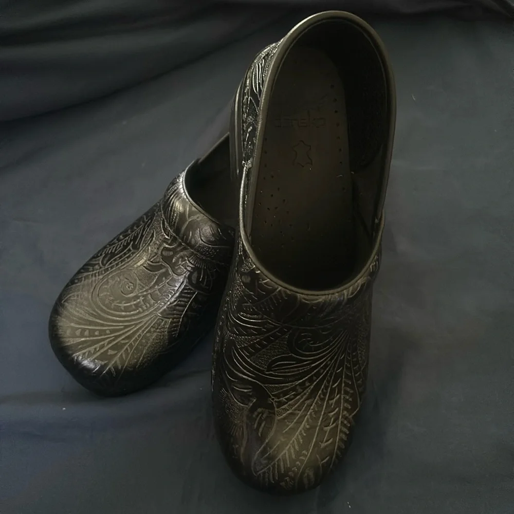 Dansko black leather with flower patterns size 40. - Picture 1 of 12